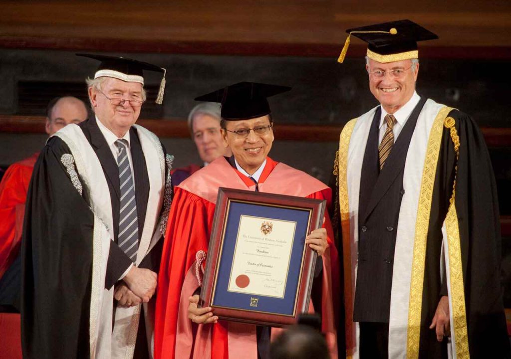 Dr Boediono Telah Diakui Oleh Tiga Universitas Australia Tempat Dia Belajar Atau Bekerja. Pada 2012, Dr Boediono Diakui Oleh Uwa Atas Kontribusinya Dalam Hubungan Global Dengan Doktor Kehormatan.